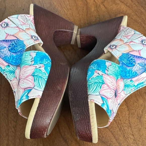 Anuschka Women's Bird and Floral Pink and Blue Mules - Picture 6 of 7